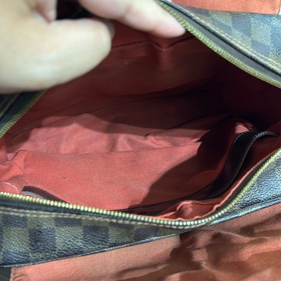 LV Messenger Bag in good condition just needs cleaning - Picture 6 of 12